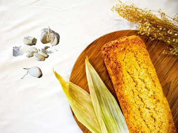 Selbstgemachtes Knoblauch- und Frühlingszwiebel-Maisbrot, ein herzhafter, aromatischer Snack mit natürlichen Zutaten.